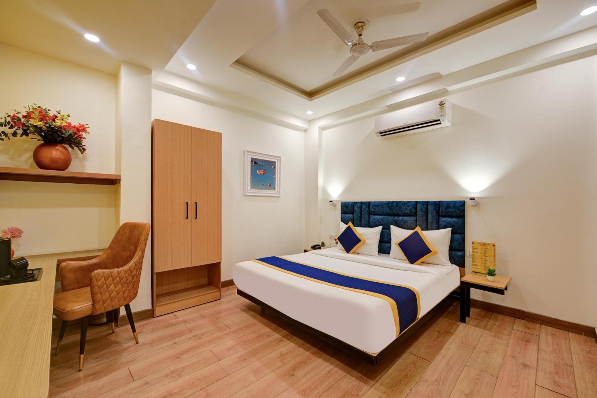 Aamantran Residency Hotel, Sohna Road, Sector 49, Gurugram Гургаон Экстерьер фото