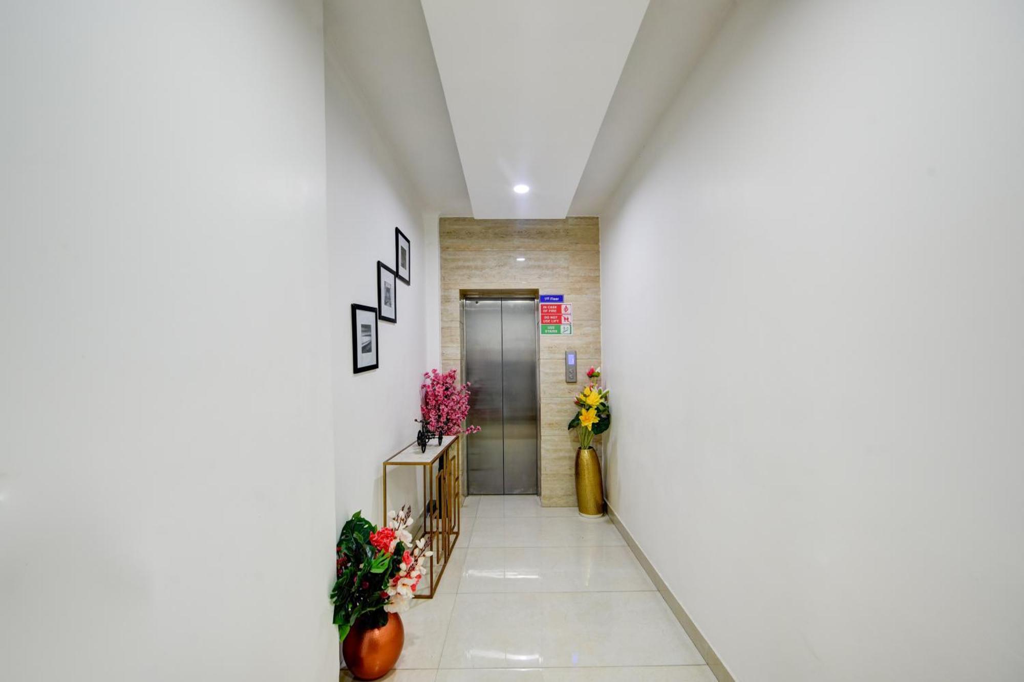 Aamantran Residency Hotel, Sohna Road, Sector 49, Gurugram Гургаон Экстерьер фото