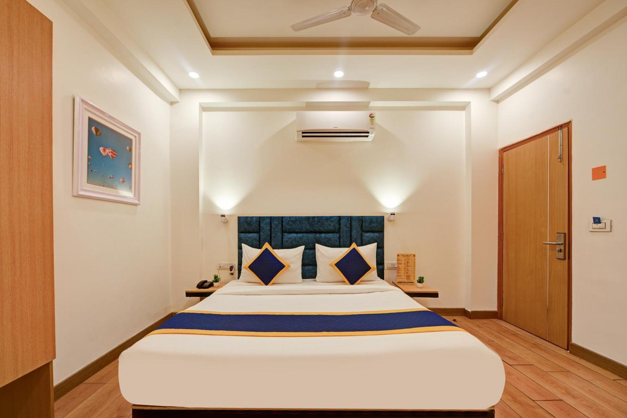 Aamantran Residency Hotel, Sohna Road, Sector 49, Gurugram Гургаон Экстерьер фото