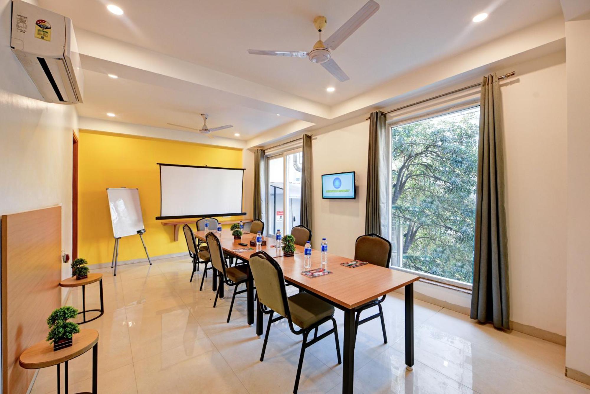 Aamantran Residency Hotel, Sohna Road, Sector 49, Gurugram Гургаон Экстерьер фото