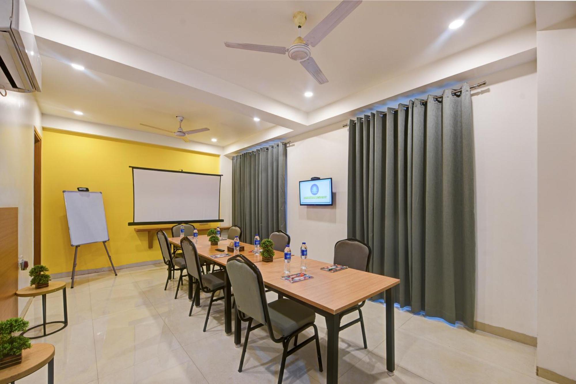 Aamantran Residency Hotel, Sohna Road, Sector 49, Gurugram Гургаон Экстерьер фото